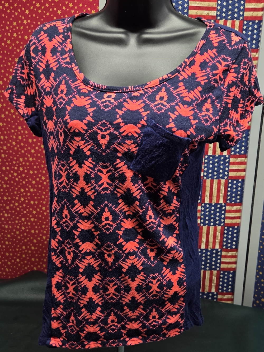**Discreet Navy and Coral Short-Sleeve Patterned Pocket Tee**